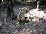 seorang-tentara-mendemonstrasikan-jalan-masuk-menuju-terowongan-cu-chi-vietnam.jpg