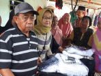 seorang-tukang-becak-di-dusun-cenranae-desa-marrumpa-marusu-maros_20180409_172802.jpg