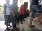 seorang-wanita-menutupi-wajahnya-dengan-jilbab-hitam-yang-dikenakannya-saat_20170417_115537.jpg