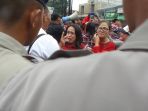 seorang-wanita-pendukung-ahok-menangis_20170511_175333.jpg