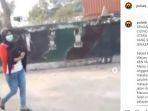 seorang-wanita-sedang-berjalan-sambil-menggendong-jenazah-bayi.jpg
