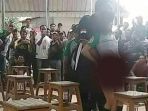 seorang-wanita-spg-sedang-menari-si-acara-lomba-burung-di-surabaya_20180118_151626.jpg