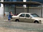 seorang-wanita-tengah-banjir-bandang-yang-melanda-singapura_20180108_163358.jpg