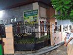 seorang-warga-melintas-di-depan-rumah-yang-menjadi-tempat-tinggal-is.jpg