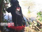seorang-warga-memasang-jebakan-untuk-menangkap-buaya-putih.jpg