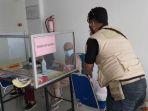seorang-warga-membawa-bingkisan-untuk-diberikan-kepada.jpg