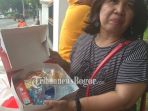 seorang-warga-menunjukkan-bingkisan_20180616_024203.jpg
