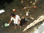 seorang-warga-menunjukkan-lokasi-ditemukannya-mayat-bayi_20180801_140706.jpg