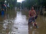 seorang-warga-terjebak-banjir-di-perumahan-harapan-baru-2-kota-baru-bekasi-barat-kota-bekasi_20170221_190051.jpg