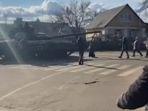 seorang-warga-ukraina-nekat-menghentikan-konvoi-tank-militer-rusia.jpg