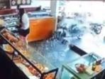 seorang-wisatawan-asing-menabrak-pintu-kaca-salah-satu-toko-di-bali.jpg