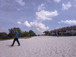 seorang-wisatawan-melintas-di-sd-muhammadiyah-gantong-wisata-ikonik-film-laskar-pelangi.jpg