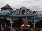 sepasang-gunungan-grebeg-besar-dikirab-ke-masjid-agung-solo_20160913_171024.jpg
