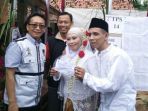 sepasang-pengantin-meramaikan-pemungutan-suara-ulang-pilkada-banten_20170219_175343.jpg