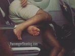 sepasang-turis-nampak-tidur-di-lantai-kabin-pesawat-dalam-penerbangan-jarak-jauh.jpg