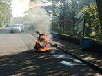 sepeda-motor-buruh-terbakar.jpg