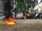 sepeda-motor-jambret-di-pekanbaru-dibakar-oleh-massa-di-dekat-sekolah-as-shofa.jpg