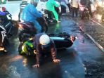 sepeda-motor-jatuh-pintu-lintasan-kereta-api-di-jalan-purbaya_20180206_212011.jpg