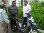 sepeda-motor-korban-ditinggal-oleh-pelaku-setelah-merampok-uang-rp-300-juta_20180413_194023.jpg