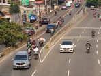 sepeda-motor-nekat-lintasi-flyover-pesing_20210413_184930.jpg