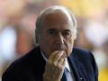 sepp-blatter-pegangbibirrrrrrr.jpg