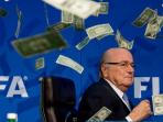 sepp-blatter-uang-dollar_20150721_014504.jpg