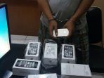 septian-adhi-guena-27-beserta-barang-bukti-berupa-sejumlah-ponsel-merek-iphone_20170206_133312.jpg