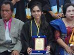 Lahir dari Pasangan Orangtua Tunanetra, Septiana Berhasil Raih Gelar Sarjana dengan IPK Cumlaude