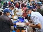sepuluh-ton-minyak-goreng-curah-disalurkan-di-pasar-ciwastra_20220321_190606.jpg