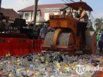 sepur-tumbuk-memusnahkan-ribuan-botol-miras-hasil-razia-operasi-pekat-semeru.jpg