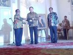 serah-terima-jabatan-sertijab-yang-dilakukan-oleh-pelaksana-tugas-plt-gubernur-dki-sumarsono_20170415_185313.jpg