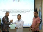 serah-terima-sertifikat-hibah-kemenhub-dasdaw.jpg