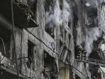 serangan-rusia-luluh-lantakan-apartemen-di-kyiv_20220315_110632.jpg