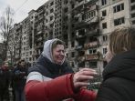 serangan-rusia-luluh-lantakan-apartemen-di-kyiv_20220315_110809.jpg