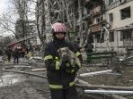 serangan-rusia-luluh-lantakan-apartemen-di-kyiv_20220315_111650.jpg