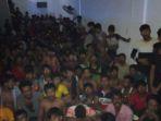 seratusan-diduga-imigran-warga-bangladesh-ditemukan-di-salah-satu-ruko-di-kampung-lalang.jpg