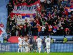 serbia-bersorak-di-depan-pendukung-mereka-setelah-mitrovic.jpg