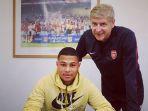 serge-gnarby-saat-pertama-kali-menandatangani-kontrak-dengan-arsenal-bersama-arsene-wenger.jpg