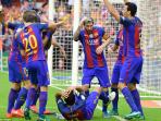 sergi-roberto-neymar-lionel-messi-lempar-botol_20161026_120124.jpg