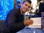 sergio-aguero-signing-book_20141108_104812.jpg