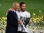 sergio-ramos-dan-pelatih-real-madrid-zinedine-zidane-perayaan-gelar-liga-spanyol.jpg