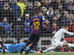 sergio-ramos-gagal-menghadang-bola-tendangan-philippe-coutinho_20181029_001608.jpg