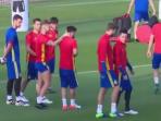sergio-ramos-meledek-rambut-pitak-nolito-di-tengah-sesi-latihan-timnas-spanyol_20161005_144215.jpg