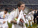 sergio-ramos-membawa-piala-supercopa-spanyol-2020.jpg