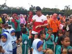 seribu-anak-paud-ajak-wali-kota-pangkalpinang-menari-tarian-batok-kelapa-02_20151220_124708.jpg