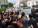 seribu-lilin-untuk-ahok-di-medan_20170511_191929.jpg