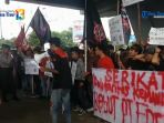 serikat-mahasiswa-unjuk-rasa-tuntut-pemerintah-ambil-alih-freeport_20170309_214146.jpg