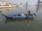 serok-sampah-plastik-di-pelabuhan_20181101_215818.jpg