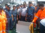 serpihan-bagasi-pesawat-airasia-di-atas-kapal-altair_20150108_115925.jpg