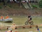 serunya-lomba-sepeda-di-atas-air_20161211_160913.jpg